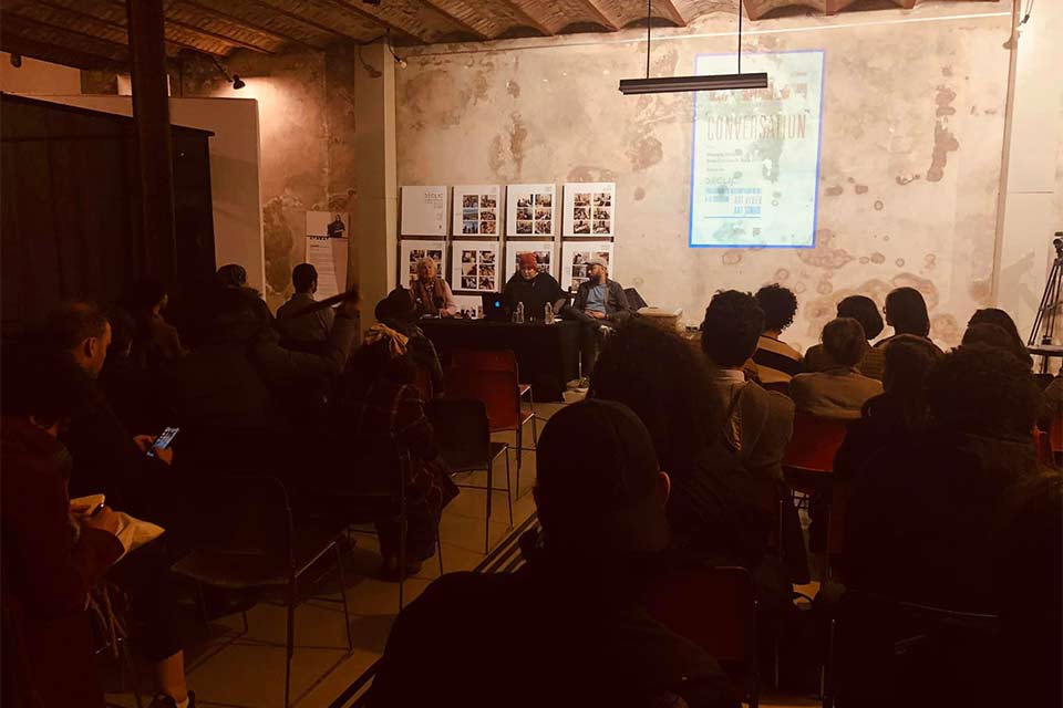 A conversation between Wassyla Tamzali and visual artists Rima Djahnine and Rafik Ouidi about the Déclic exhibition in 2023 (photo by Wassyla Tamzali)