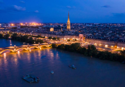 A photograph of Bordeaux at night